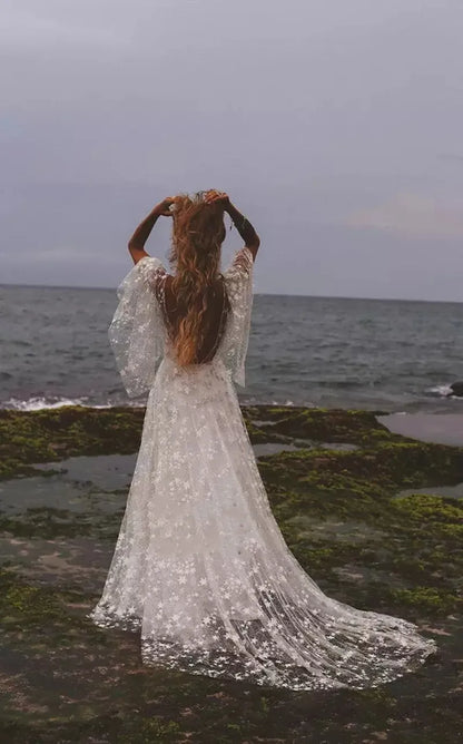 Vestido de Novia Bohemio con Detalles de Encaje y Estrellas Brillantes