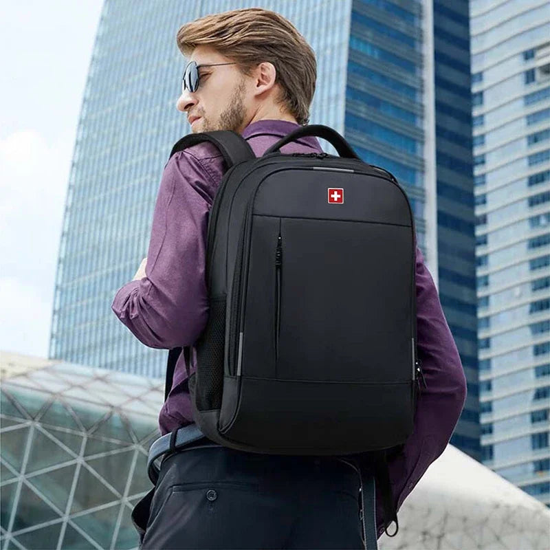 Mochila SWISS MILITARY para Hombres: Estilo, Capacidad y Conexión.