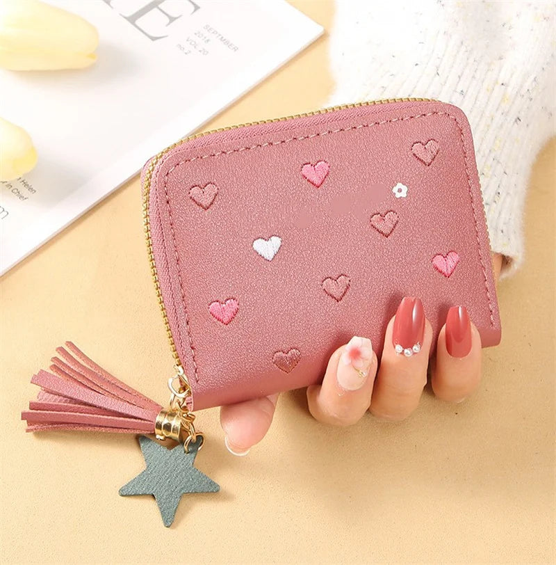 ¡Cartera 'Love' Bordada con Borla! 🌟