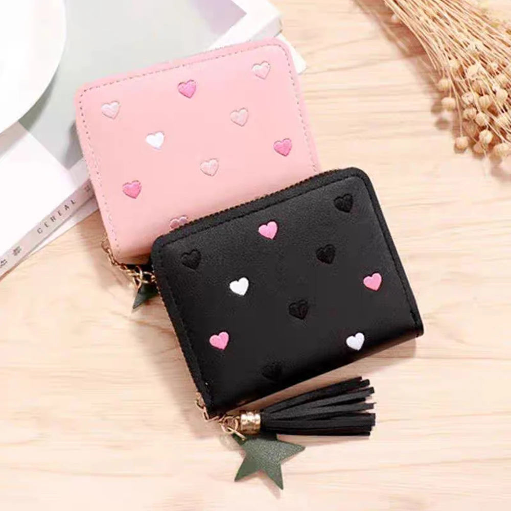 ¡Cartera 'Love' Bordada con Borla! 🌟