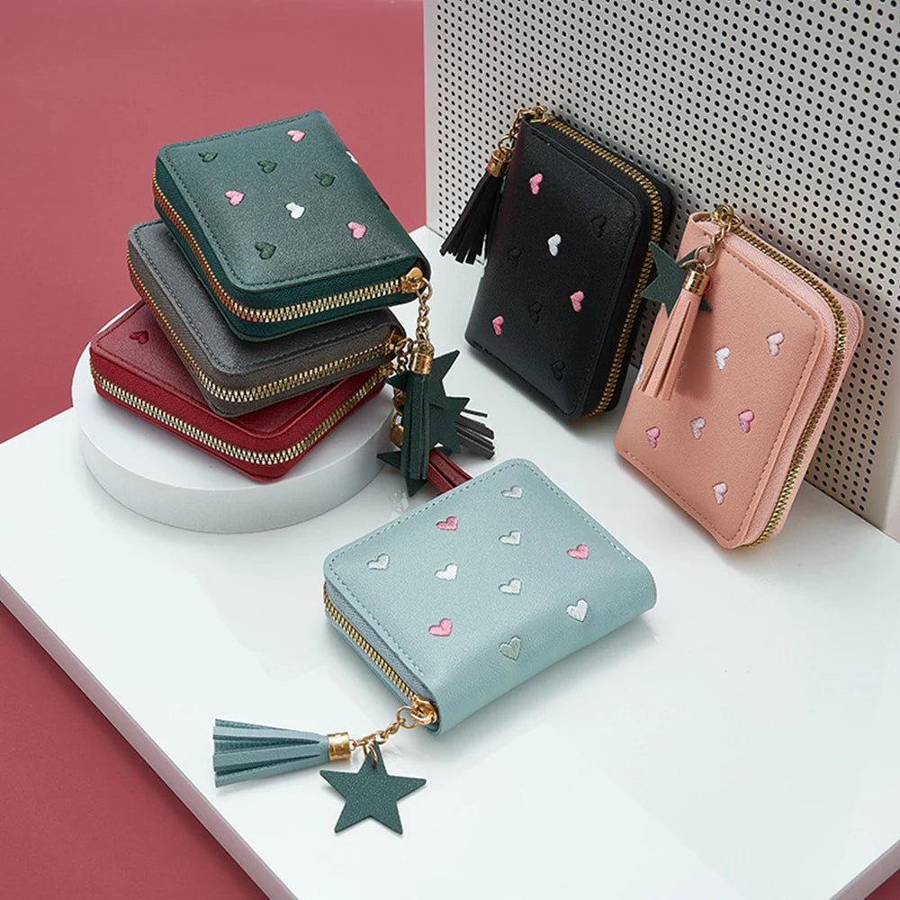 ¡Cartera 'Love' Bordada con Borla! 🌟