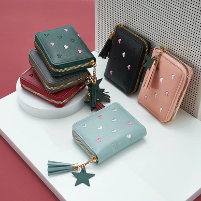 ¡Cartera 'Love' Bordada con Borla! 🌟