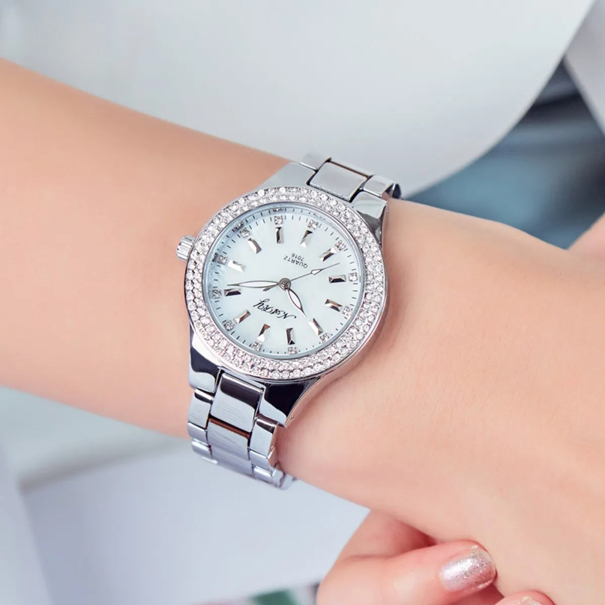 Reloj NARY: Elegancia Dorada con Diamantes.