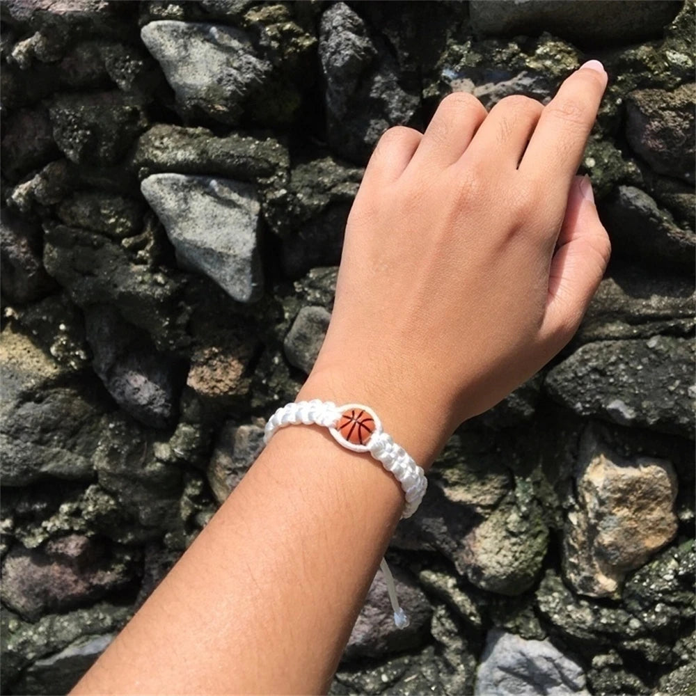 Pulsera Tejida a Mano de Baloncesto y Fútbol: Estilo Deportivo Ajustable