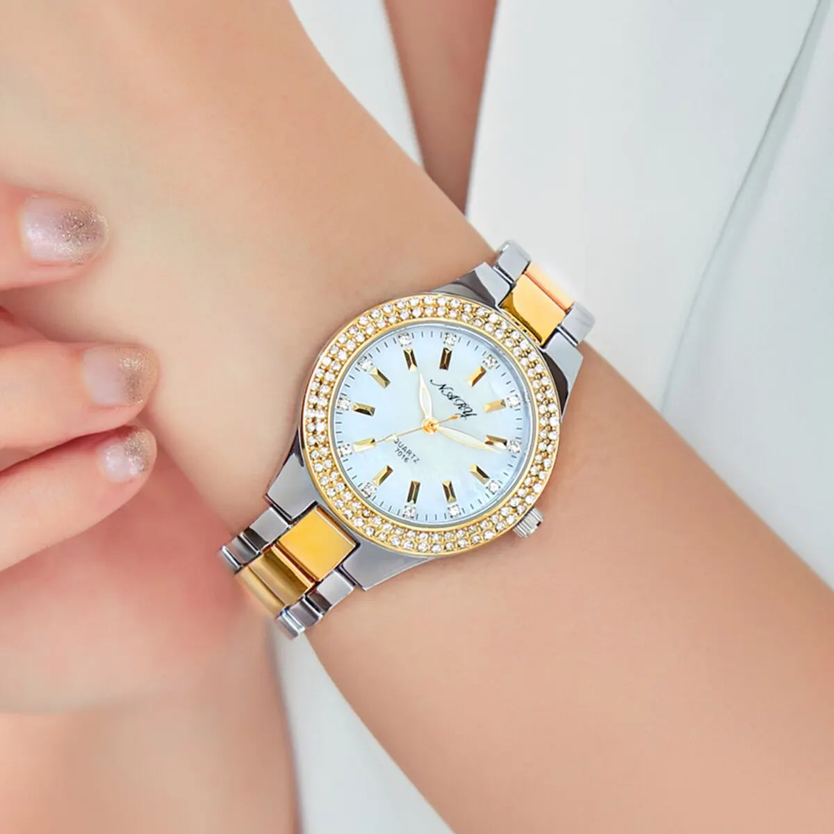 Reloj NARY: Elegancia Dorada con Diamantes.