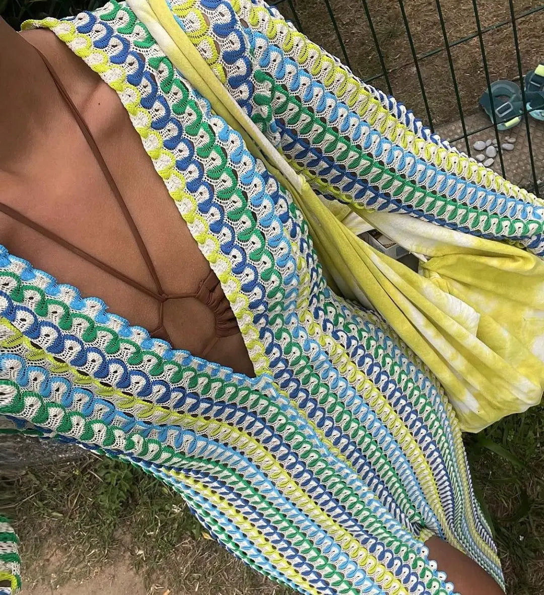 Vestido Largo de Crochet a Rayas Coloridas con Manga Acampanada y Abertura Alta