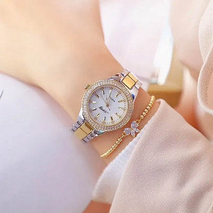 Reloj NARY: Elegancia Dorada con Diamantes.