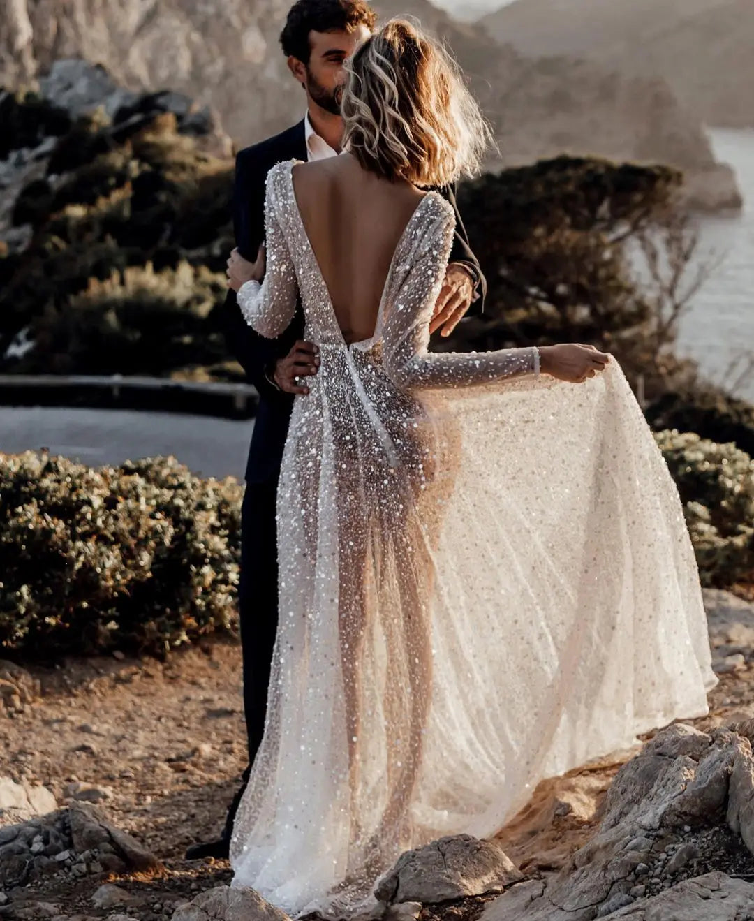 Vestido de Novia Brillante Bohemio con Escote en V y Detalle de Lentejuelas 🌟