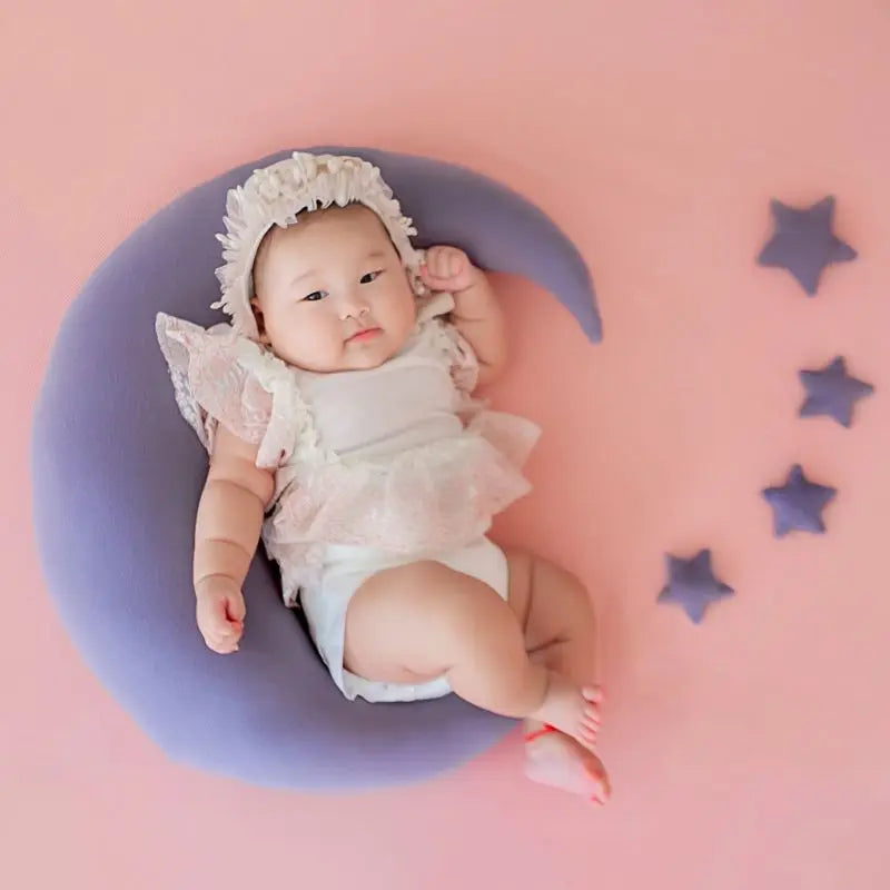 Set de Gorro de Bebé y Almohada Luna, Una Experiencia de Lujo para Fotos de Recién Nacidos. 🌙✨