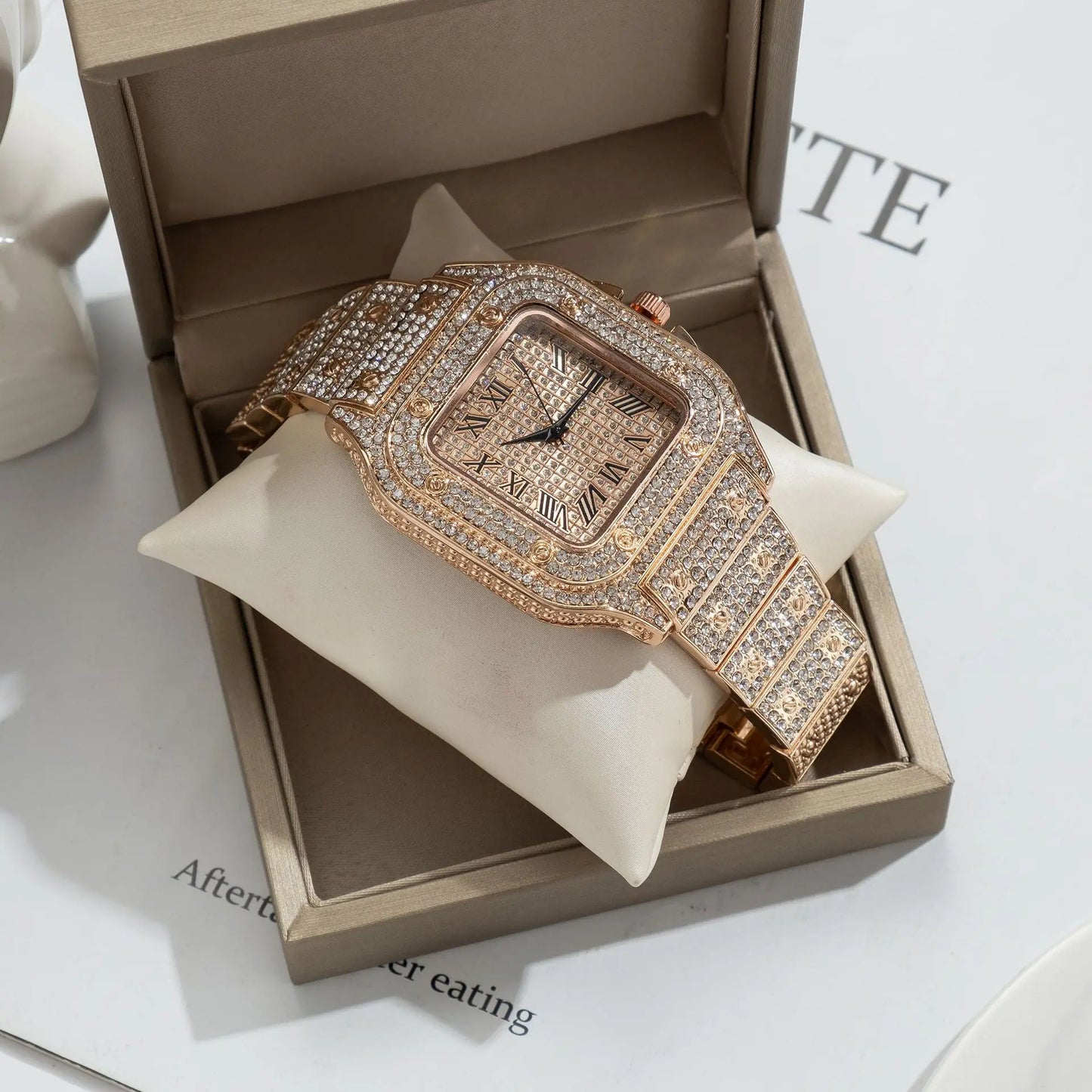 Reloj UTHAI L77: Lujo y Elegancia en Oro con Diamantes Brillantes