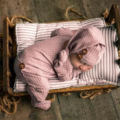 Mono con Patas Ylsteed para Fotografía de Recién Nacido en Rosa Polvoriento con Gorro: Elegancia y Dulzura en Cada Sesión 🌸